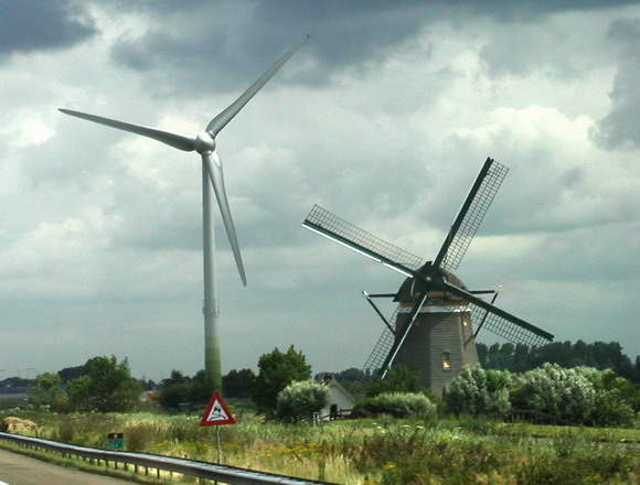Силу ветра в Нидерландах используют с давних времён. Мельница бабушка и мельница внучка.